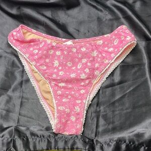 Cupshe Light Pink Daisy-Print Bikini Bottoms with Scalloped Trim
